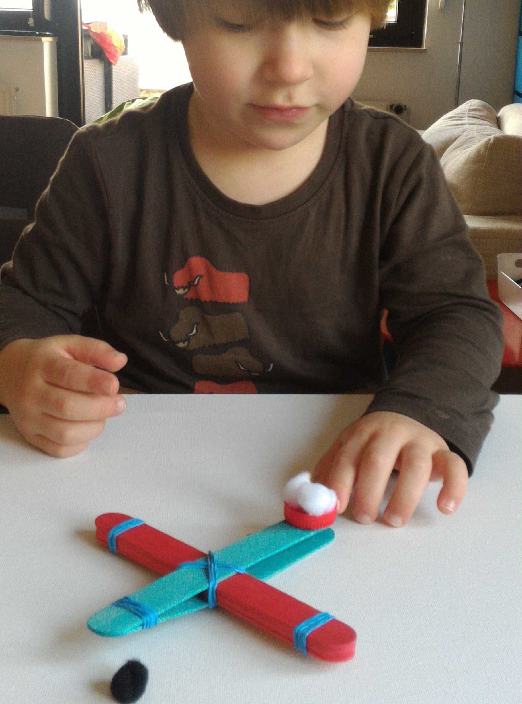 Fabriquer une catapulte pompons