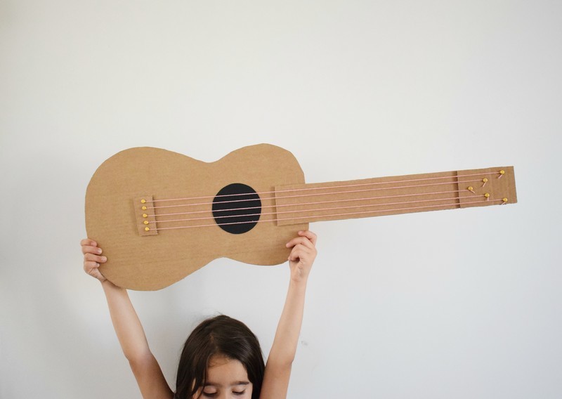 Guitare en carton jeu 36